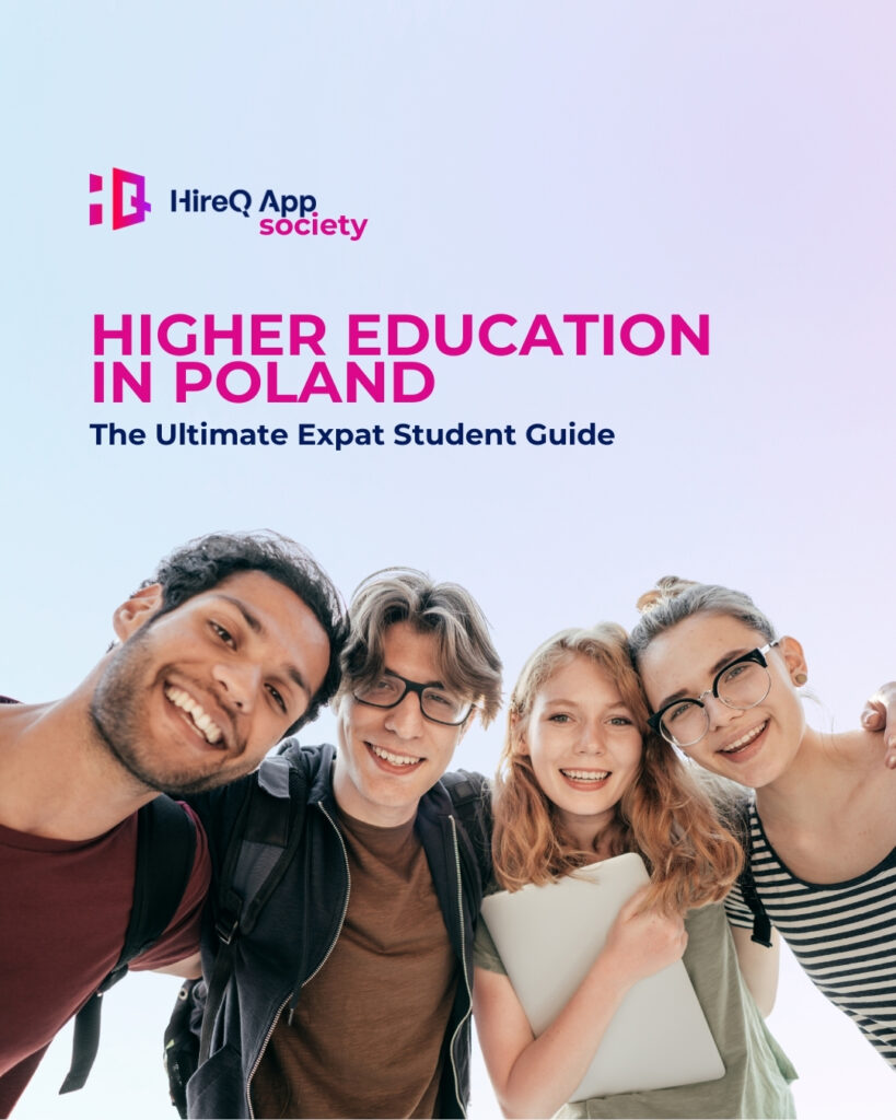 Усміхнені студенти дивляться на камеру, зверху текст Higher Education in Poland – The Ultimate Expat Student Guide і логотип HireQapp